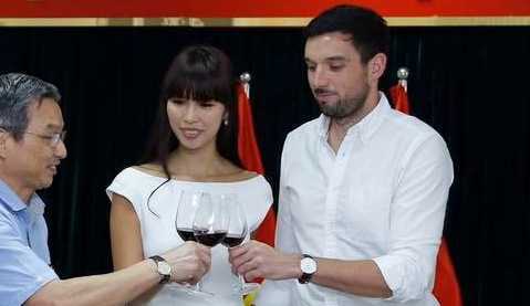 Bị chê đăng ký kết hôn 'bất thường' để 'làm màu', Hà Anh phản pháo