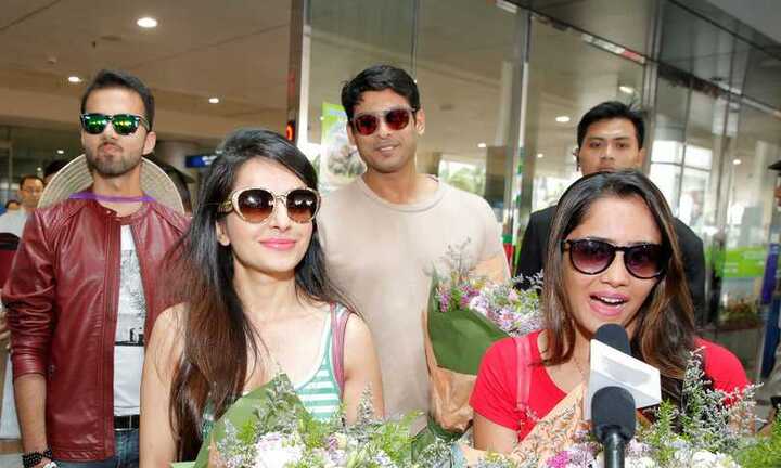 Dàn sao 'Cô dâu 8 tuổi' trẻ trung, tay cầm nón lá khi đến Việt Nam