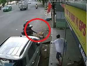 Đi xe máy 'tiện tay' cướp lồng chim bên đường, bị chủ nhà cầm ghế rượt theo