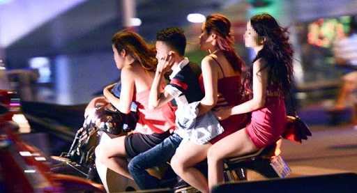 Hơn 20 chân dài ăn mặc mát mẻ, lạng lách trên phố Hà Nội