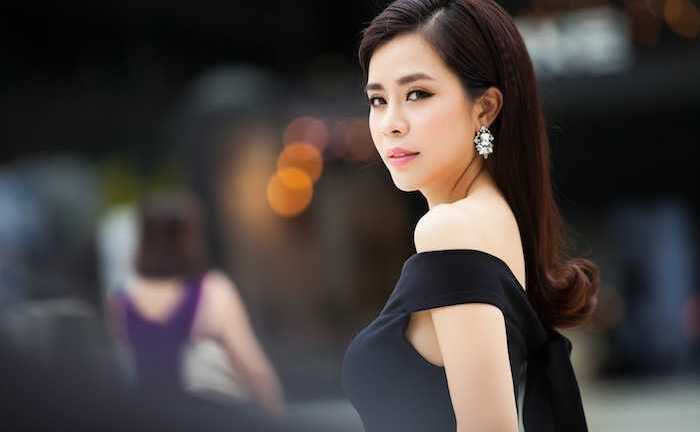 Khoe vai trần trễ nải 'điệu nghệ' như Vũ Ngọc Ánh