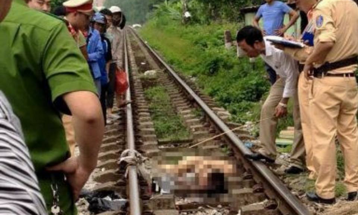 Mải chụp ảnh 'tự sướng', hai thanh niên bị tàu hỏa tông chết thảm