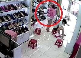Hà Nội: Nữ trộm vén váy giấu 2 đôi giày, qua mặt nhân viên bán hàng