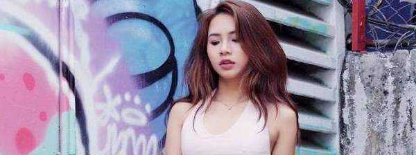 Phong cách thời trang sành điệu của hot girl Đại học Sân khấu điện ảnh