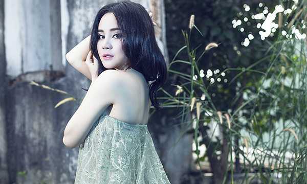 'Gái một con' Vy Oanh khoe vai trần thon gọn quyến rũ