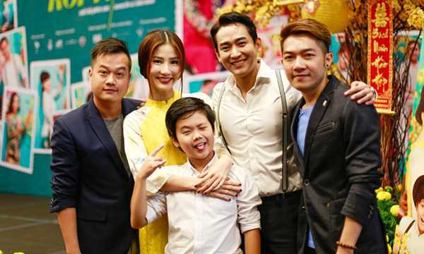 Diễm My 9x cắt tóc ngắn, làm vợ Hứa Vĩ Văn và đi hát lót tại phòng trà