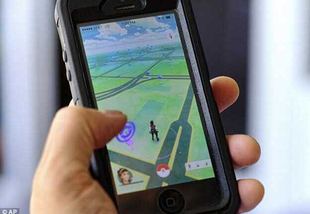 Mải đuổi theo Pokemon trên cao tốc, thiếu nữ bị ôtô đâm