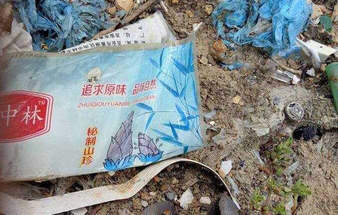 Phát hiện thêm hàng trăm tấn rác thải có chữ Trung Quốc đổ trong rừng