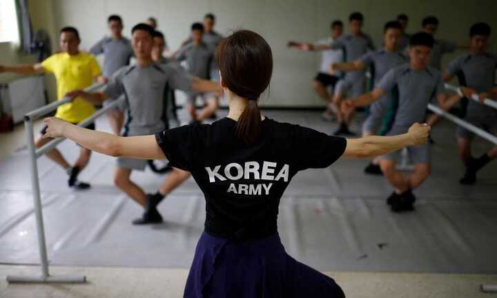 Binh sĩ Hàn Quốc tập múa ba lê để rèn luyện dẻo dai