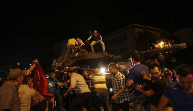 Dân Thổ Nhĩ Kỳ lôi quân đảo chính từ trong xe tăng ném xuống đường