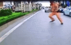 Xe máy đi ngược chiều ngã văng xuống dải phân cách sau cú đạp của CSGT