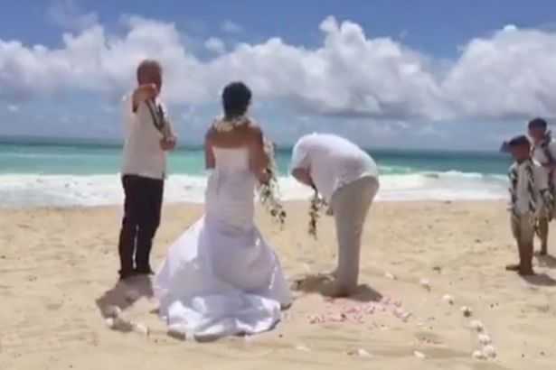 Hành động khó tin của chú rể giữa lúc tuyên thệ trong đám cưới