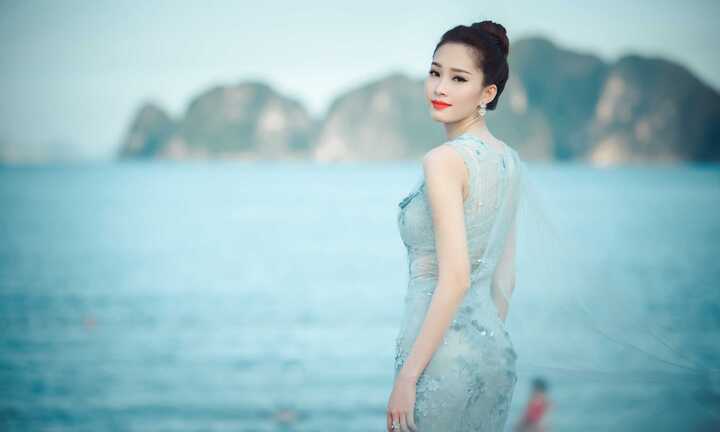 Hoa hậu Đặng Thu Thảo khoe vẻ đẹp mong manh gây thương nhớ trước biển