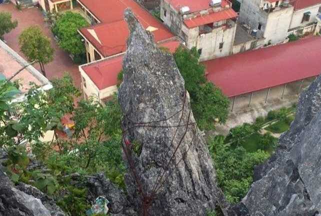 Rùng mình tảng đá nhọn hoắt chờ đổ trên đầu trường mầm non