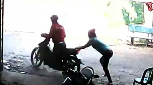 Bị giật điện thoại, cô gái tay không kéo đổ xe tên cướp