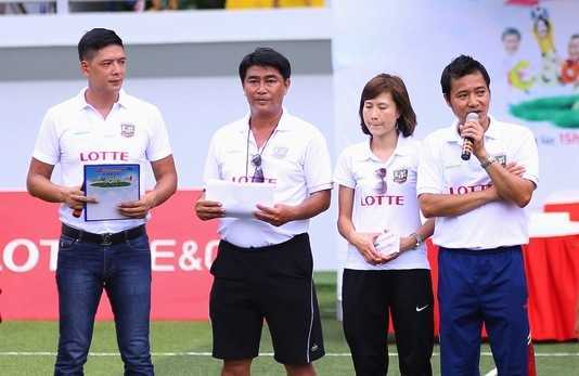 Danh thủ Hồng Sơn, MC Bình Minh hào hứng tuyển các cầu thủ nhí