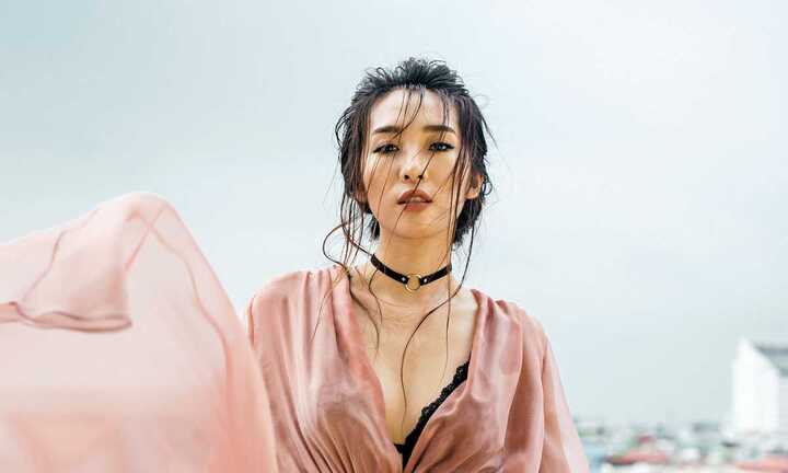 Emily khoe nội y táo bạo 'đốt mắt' cánh mày râu