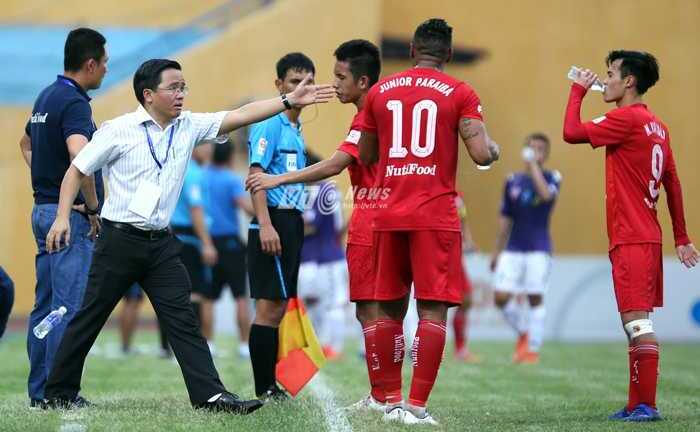 Trưởng đoàn HAGL: Không yêu cầu đá vẽ vời, đi qua 2,3 người như trước nữa