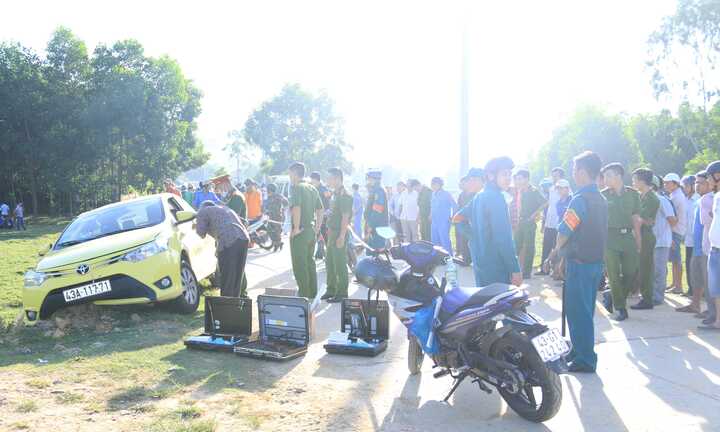 Tài xế taxi nằm trên vũng máu: Phát hiện găng tay và áo khoác nghi của hung thủ