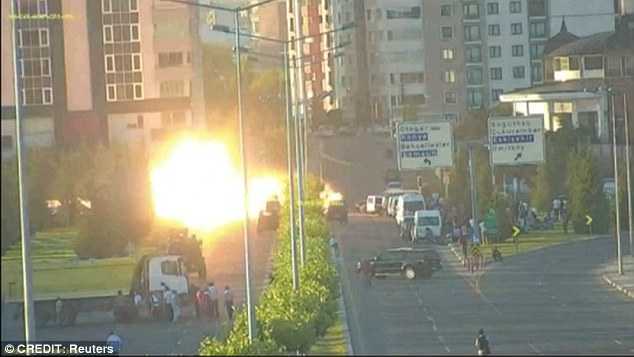 Clip trực thăng đảo chính không kích khu dân cư gần dinh Tổng thống Erdogan