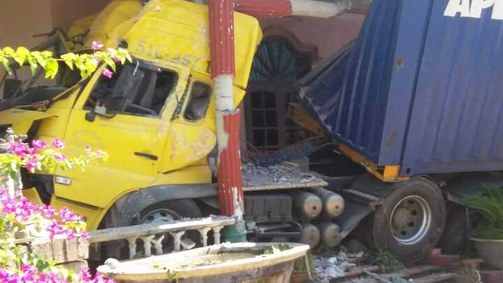 Xe đầu kéo mất lái tông sập nhà thờ họ ven quốc lộ