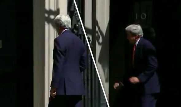 Ngoại trưởng Mỹ va đầu vào cửa văn phòng thủ tướng Anh