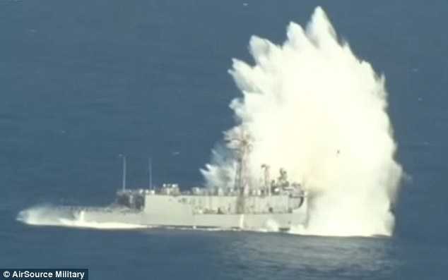Video: Sức chịu đựng không tưởng của chiến hạm lão làng Mỹ trước 'mưa bom bão đạn'
