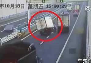 Xe tải 'đảo như rang lạc', đổ kềnh thảm hại trên cao tốc