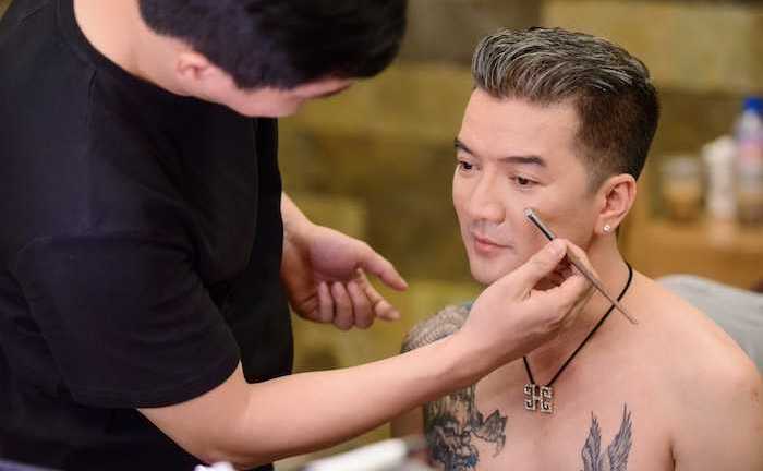 Đàm Vĩnh Hưng lộ hình xăm rồng xanh trong hậu trường MV mới