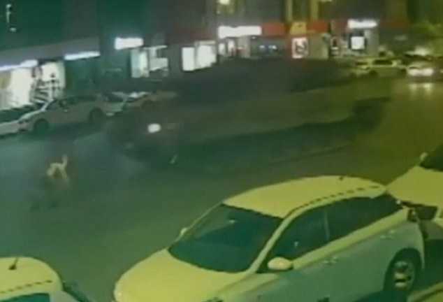 Video: Người đàn ông sống sót thần kỳ sau khi bị 2 xe tăng cán qua liên tiếp