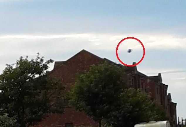 'UFO' màu đen bí ẩn, hình thù kỳ dị lơ lửng 15 phút trên bầu trời