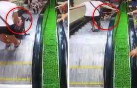 Mẹ tuột tay, xe đẩy chở con ngã lộn thảm khốc xuống thang cuốn đang chạy