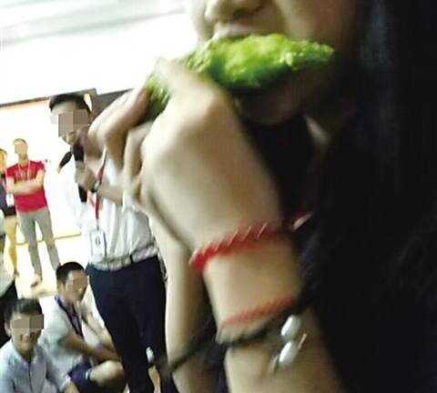 Hình phạt quái gở của công ty với nhân viên gây 'bão mạng'