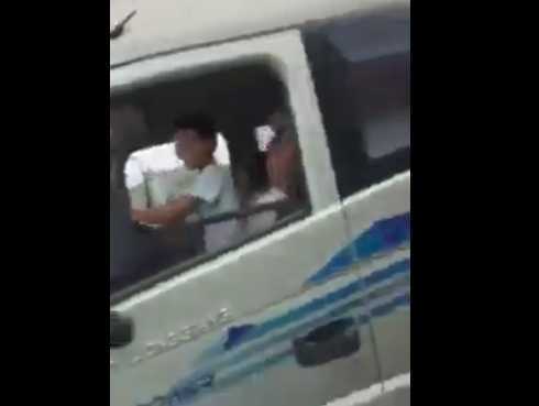 Hoảng hồn clip bố ngủ say để con nhỏ cầm lái xe tải trên quốc lộ