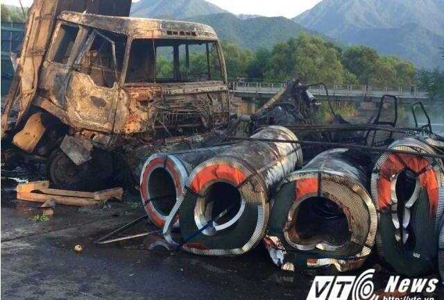 Hiện trường thảm khốc vụ hai xe ô tô bốc cháy ngùn ngụt ở Huế