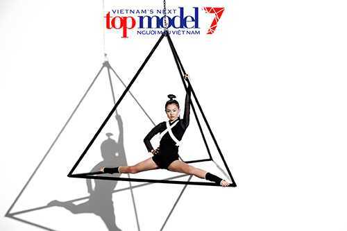 Bông hồng lai 1m54 thấp kỷ lục bị cạo đầu, giành chiến thắng trong tập 2 Top Model