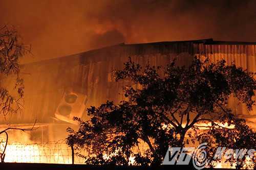 Lửa cuồn cuộn thiêu rụi một nhà xưởng lớn ở Hải Phòng