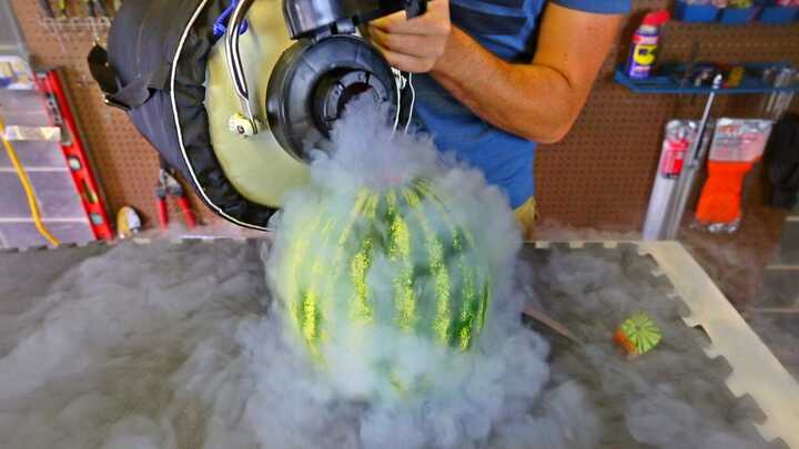 Đổ nitơ lỏng vào ruột dưa hấu và cái kết bất ngờ