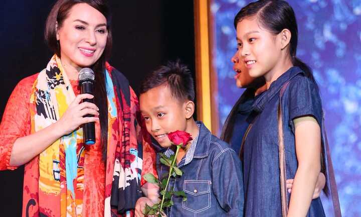 Hồ Văn Cường cùng hai chị gái lên sân khấu tặng hoa cho mẹ nuôi Phi Nhung