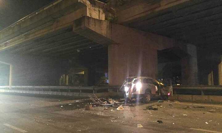 Ôtô ủi bay lan can cầu Thanh Trì, tài xế rơi xuống đất chết thảm