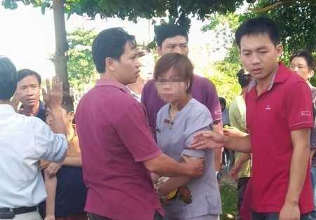 Người phụ nữ lén lút vào chùa ban đêm, dân vây kín cửa chùa