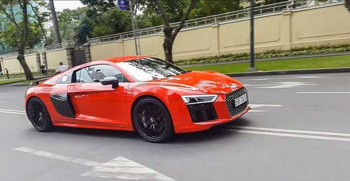Mỗi tuần thiếu gia Phan Thành lại 'diện' một siêu xe xuống phố