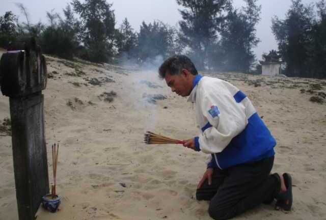 Nỗi đau khôn cùng của người cha chôn 12 con trong cát trắng