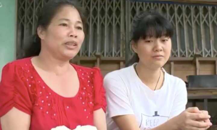 Nữ thủ khoa 30 điểm vừa đi học, vừa rửa bát thuê