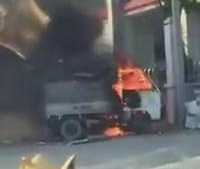 Ôtô tải đột ngột bốc cháy dữ dội trên phố Hà Nội