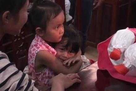Rơi nước mắt cảnh 2 gia đình đổi con sau 3 năm nuôi nhầm ở Bình Phước
