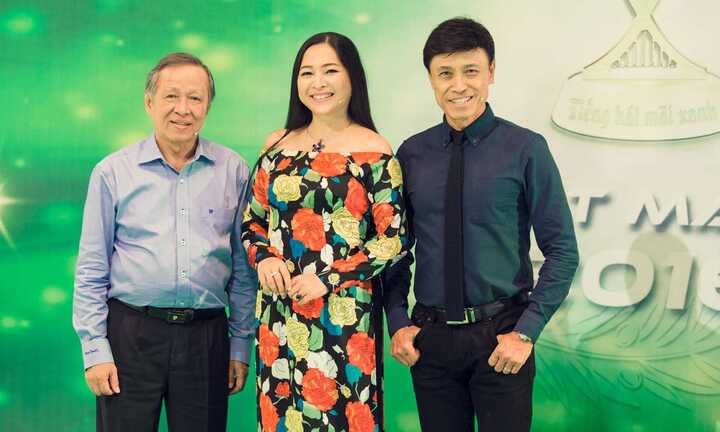 Danh ca Tuấn Ngọc gây bất ngờ khi lần đầu ngồi ghế nóng