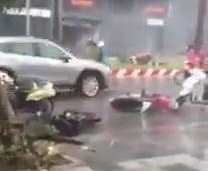 Hà Nội: Gió giật dữ dội quật ngã hàng loạt xe máy