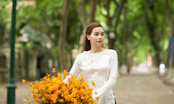 Hồ Ngọc Hà bất ngờ xuất hiện dịu dàng, xinh đẹp trên phố Hà Nội