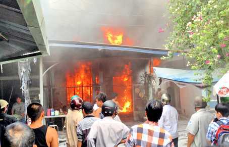 Nam thanh niên lén lút ôm túi đồ bỏ trốn khỏi căn nhà bốc cháy